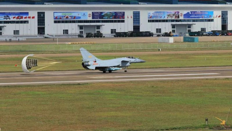 中国空军歼10B战机抵达珠海机场进行适应性训练