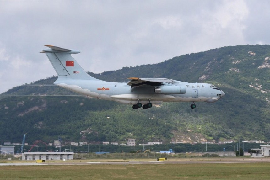 中国空军伊尔76运输机到达珠海