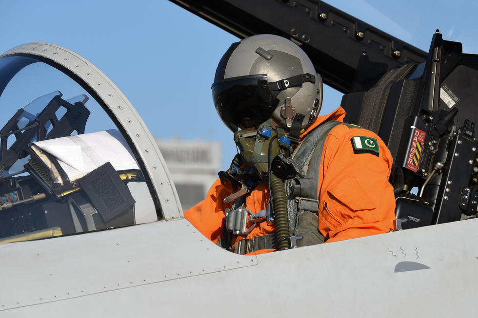 巴基斯坦空军JF17战斗机飞行员座舱内来张特写镜头