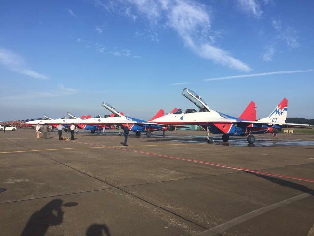 俄罗斯“雨燕”飞行表演队抵达珠海准备参加航展
